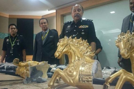 drugs hidden in ceramic horse sculptures_1