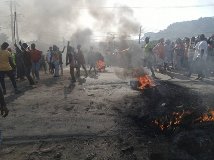 youth block Kaduna-Abuja highway