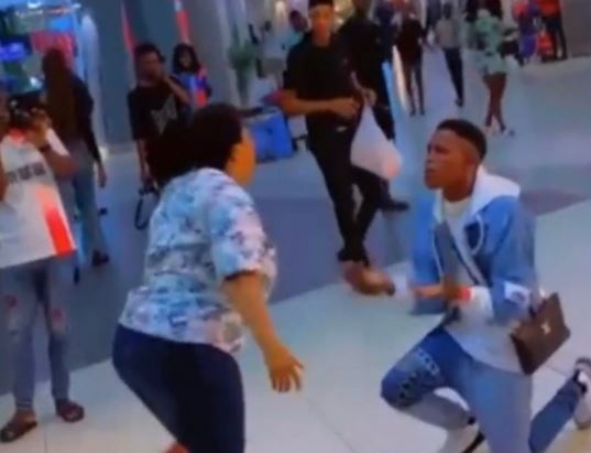 Man Gets Resounding ‘No’ After Proposing To His Girl At A Mall In Warri