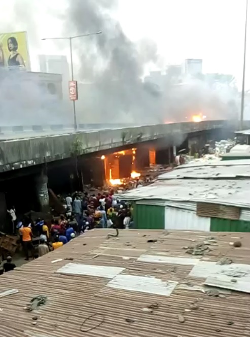 Massive Fire Razes Shops, Market Under Lagos Apongbon Bridge [VIDEOS]