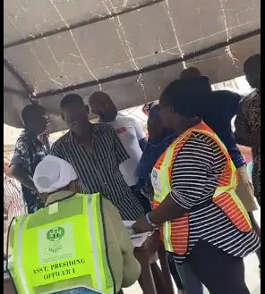 man-threatens-voters