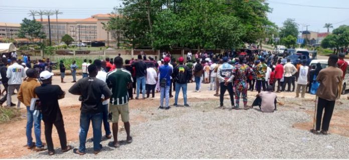 Protesters-Ondo-2-700x321
